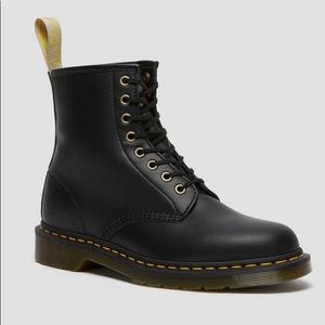 Dr. Martens Vegan Leather Airwaves US8.5